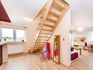 Wieliczka, Chrobrego mieszkanie 37m2 z antresolą - Schody jednobiegowe zabiegowe drewniane, styl tradycyjny - zdjęcie od Joanna Sokołowska 4