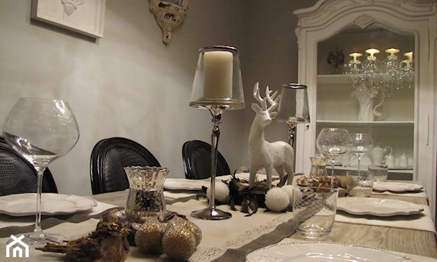 świąteczny stół, kremowy bieżnik, biały renifer, szklane świeczniki