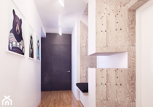 Hol nowoczesny ze sklejką - zdjęcie od SPOIWO studio