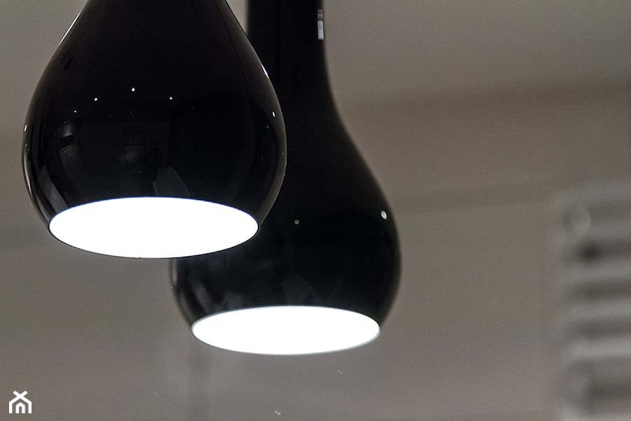 Masywne czarne lampy - zdjęcie od SPOIWO studio