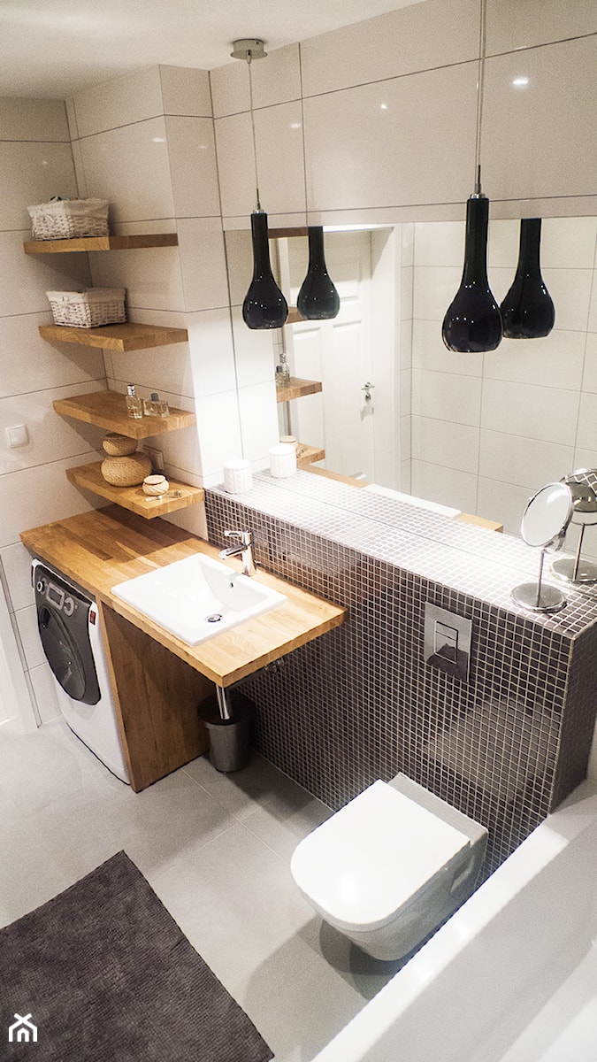 Łazienka z drewnem i mozaiką - zdjęcie od SPOIWO studio