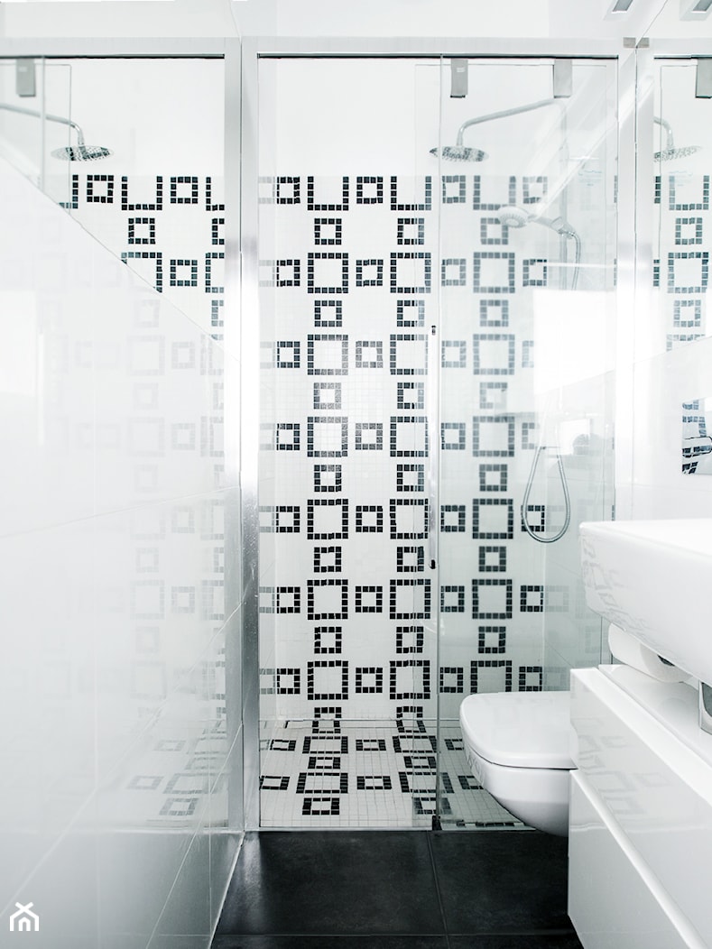 Łazienka czarno - biała - zdjęcie od SPOIWO studio - Homebook
