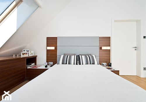 AURA - GDAŃSK CENTRUM - Średnia biała sypialnia na poddaszu, styl nowoczesny - zdjęcie od Luk Studio Pracownia Projektowa
