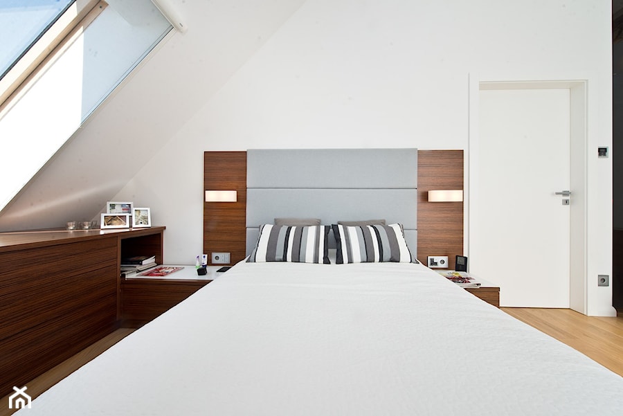 AURA - GDAŃSK CENTRUM - Średnia biała sypialnia na poddaszu, styl nowoczesny - zdjęcie od Luk Studio Pracownia Projektowa