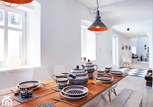 Dom w Górach Orlickich - Średnia biała jadalnia jako osobne pomieszczenie, styl skandynawski - zdjęcie od Kwadraton