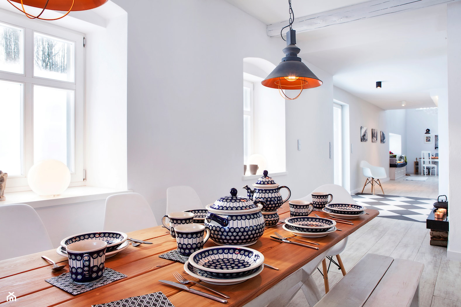 Dom w Górach Orlickich - Średnia biała jadalnia jako osobne pomieszczenie, styl skandynawski - zdjęcie od Kwadraton - Homebook