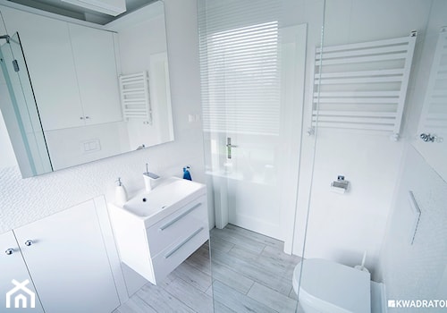 Biała łazienka w skandynawskim stylu. - zdjęcie od Kwadraton