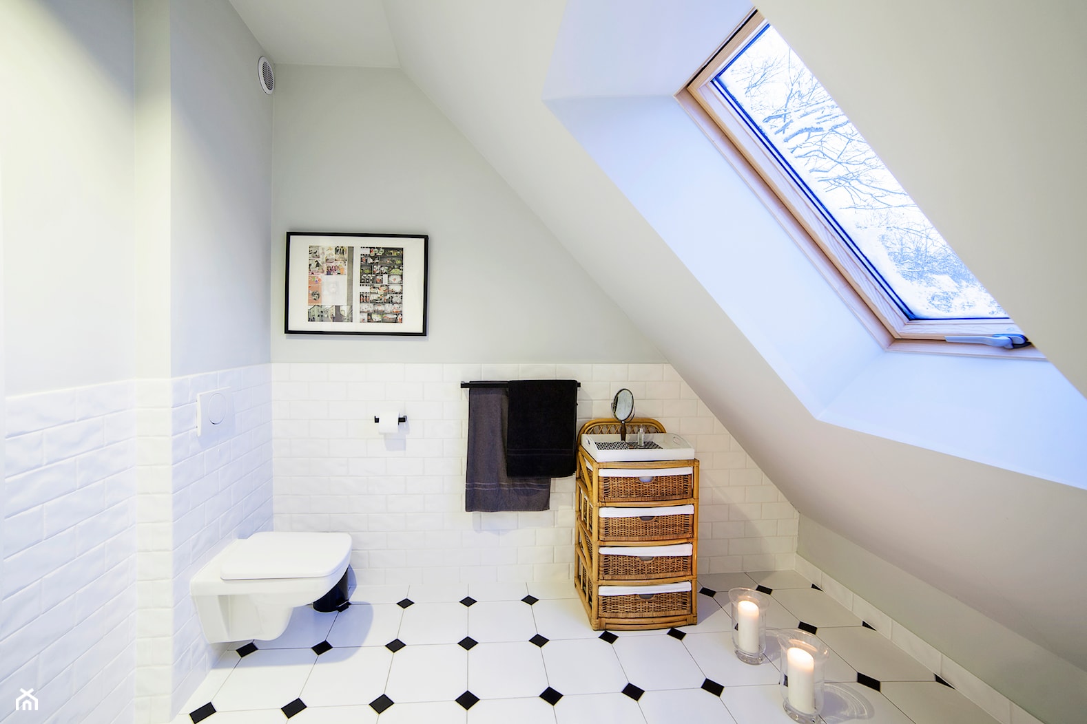 Dom w Górach Orlickich - Mała na poddaszu łazienka z oknem, styl tradycyjny - zdjęcie od Kwadraton - Homebook