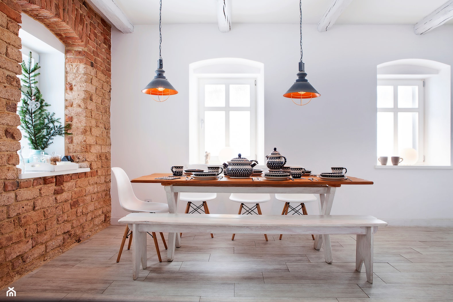 Dom w Górach Orlickich - Duża biała jadalnia jako osobne pomieszczenie, styl skandynawski - zdjęcie od Kwadraton - Homebook