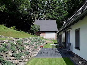 Metamorfoza domu w Górach Orlickich Konkurs - Mały z kamienną nawierzchnią ogród za domem - zdjęcie od Kwadraton