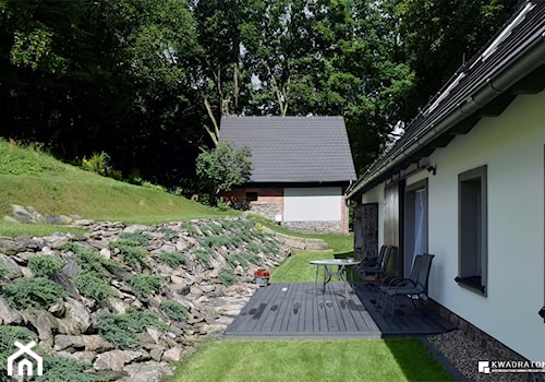 Metamorfoza domu w Górach Orlickich Konkurs - Mały z kamienną nawierzchnią ogród za domem - zdjęcie od Kwadraton