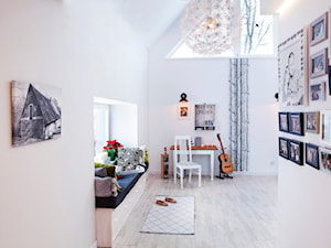 Dom w Górach Orlickich - Mały biały salon, styl skandynawski - zdjęcie od Kwadraton