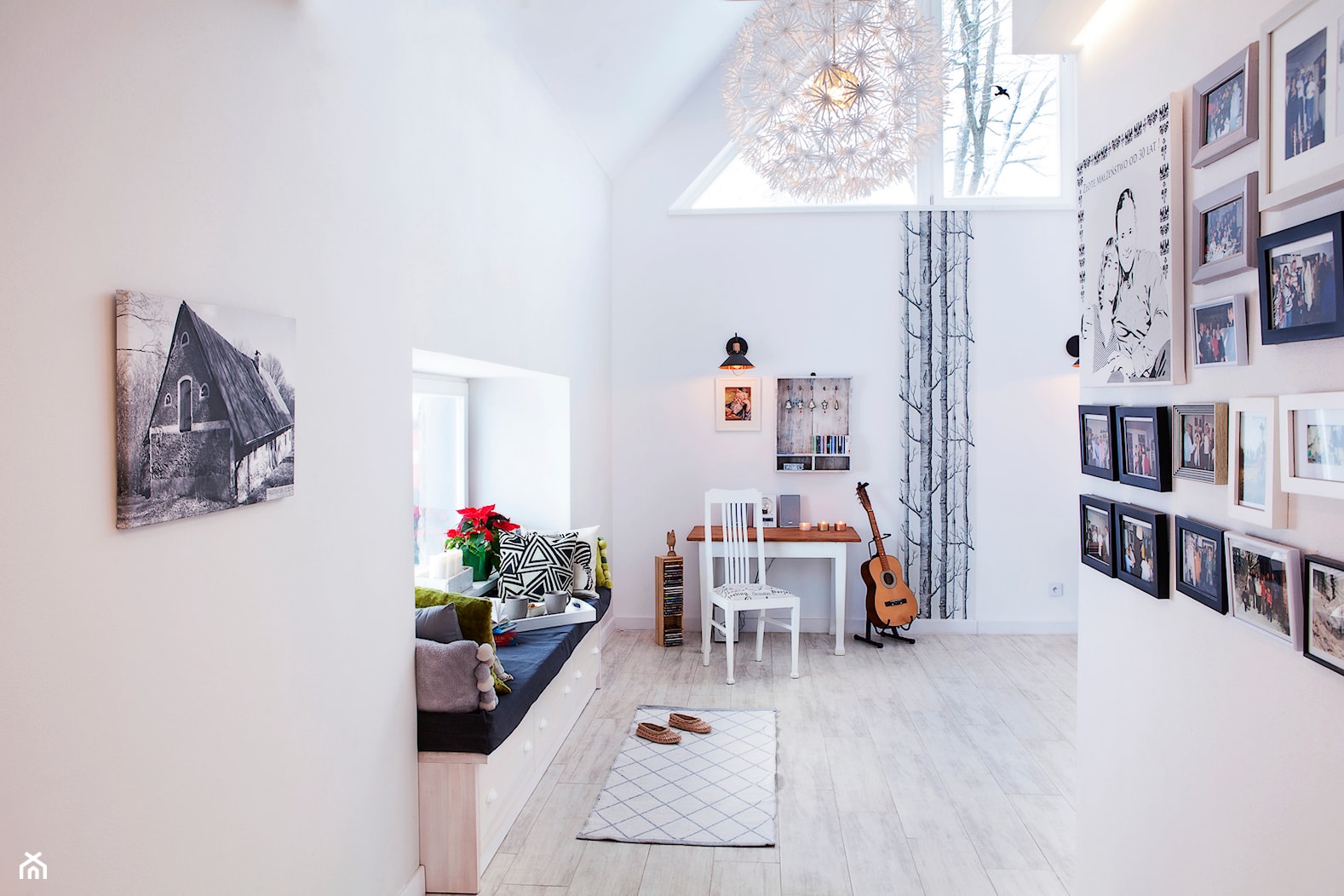 Dom w Górach Orlickich - Mały biały salon, styl skandynawski - zdjęcie od Kwadraton - Homebook