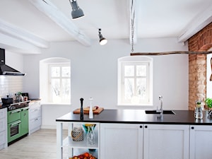 Dom w Górach Orlickich - Duża z salonem biała z zabudowaną lodówką z podblatowym zlewozmywakiem kuchnia dwurzędowa z oknem, styl skandynawski - zdjęcie od Kwadraton