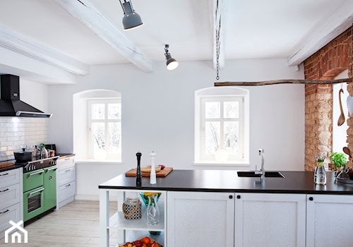 Dom w Górach Orlickich - Duża z salonem biała z zabudowaną lodówką z podblatowym zlewozmywakiem kuchnia dwurzędowa z oknem, styl skandynawski - zdjęcie od Kwadraton