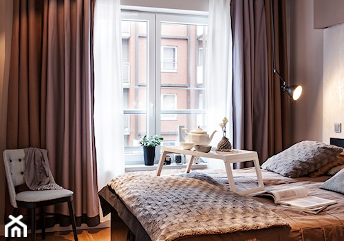 Nowoczesna sypialnia w odcieniach ziemi - Mała średnia brązowa sypialnia, styl nowoczesny - zdjęcie od Kwadraton