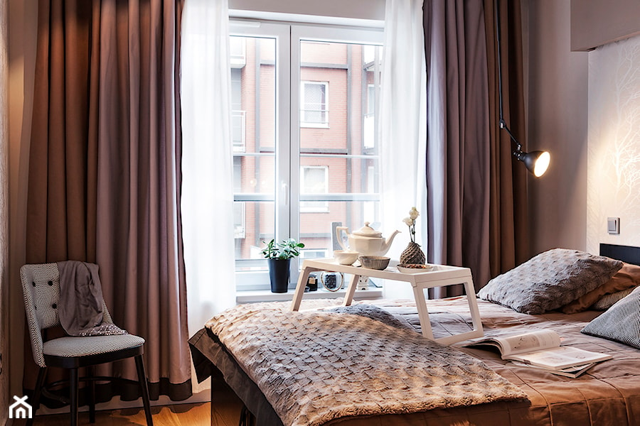 Nowoczesna sypialnia w odcieniach ziemi - Mała średnia brązowa sypialnia, styl nowoczesny - zdjęcie od Kwadraton
