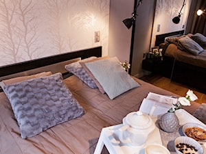 Nowoczesna sypialnia w odcieniach ziemi - Mała sypialnia, styl nowoczesny - zdjęcie od Kwadraton