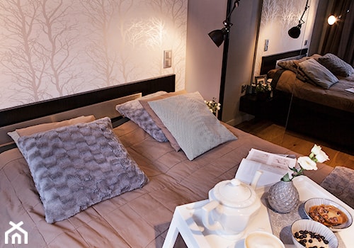 Nowoczesna sypialnia w odcieniach ziemi - Mała sypialnia, styl nowoczesny - zdjęcie od Kwadraton