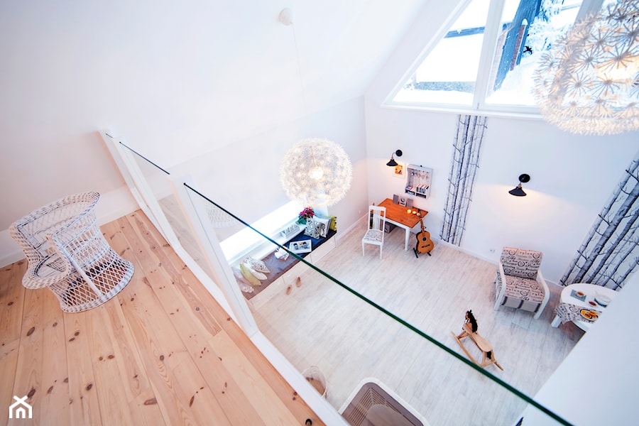 Dom w Górach Orlickich - Duży biały salon z antresolą, styl skandynawski - zdjęcie od Kwadraton