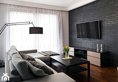 Apartament z czarną cegłą - Średni salon, styl nowoczesny - zdjęcie od Kwadraton