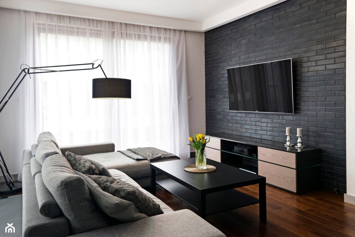 Apartament z czarną cegłą - Średni salon, styl nowoczesny - zdjęcie od Kwadraton - Homebook