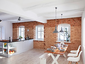 Dom w Górach Orlickich - Duża biała brązowa jadalnia w kuchni, styl skandynawski - zdjęcie od Kwadraton
