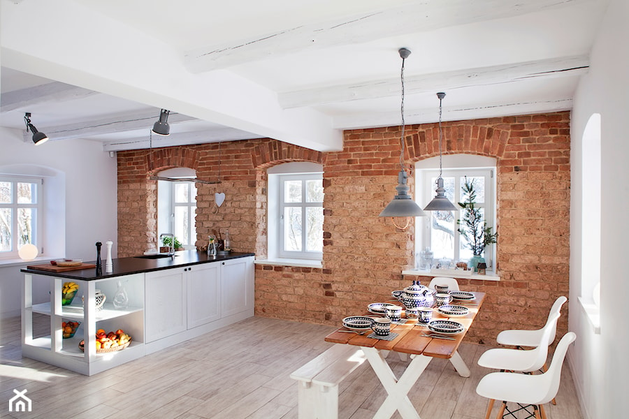 Dom w Górach Orlickich - Duża biała brązowa jadalnia w kuchni, styl skandynawski - zdjęcie od Kwadraton