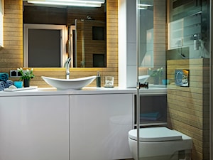 Łazienka z elementami drewna - Mała bez okna łazienka, styl nowoczesny - zdjęcie od Kwadraton