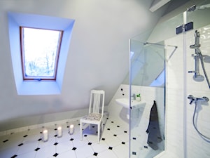 Dom w Górach Orlickich - Średnia na poddaszu łazienka z oknem, styl tradycyjny - zdjęcie od Kwadraton