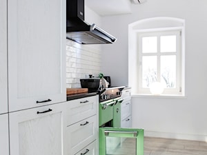 Dom w Górach Orlickich - Średnia otwarta z salonem biała z zabudowaną lodówką kuchnia jednorzędowa z ... - zdjęcie od Kwadraton