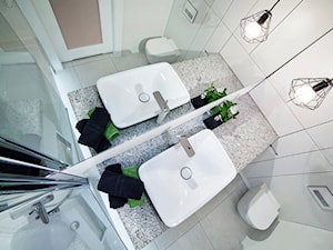 Łazienka z elementami nowoczesnej bieli - zdjęcie od Kwadraton