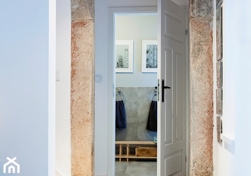 Dom w Górach Orlickich - Mały biały hol / przedpokój, styl skandynawski - zdjęcie od Kwadraton