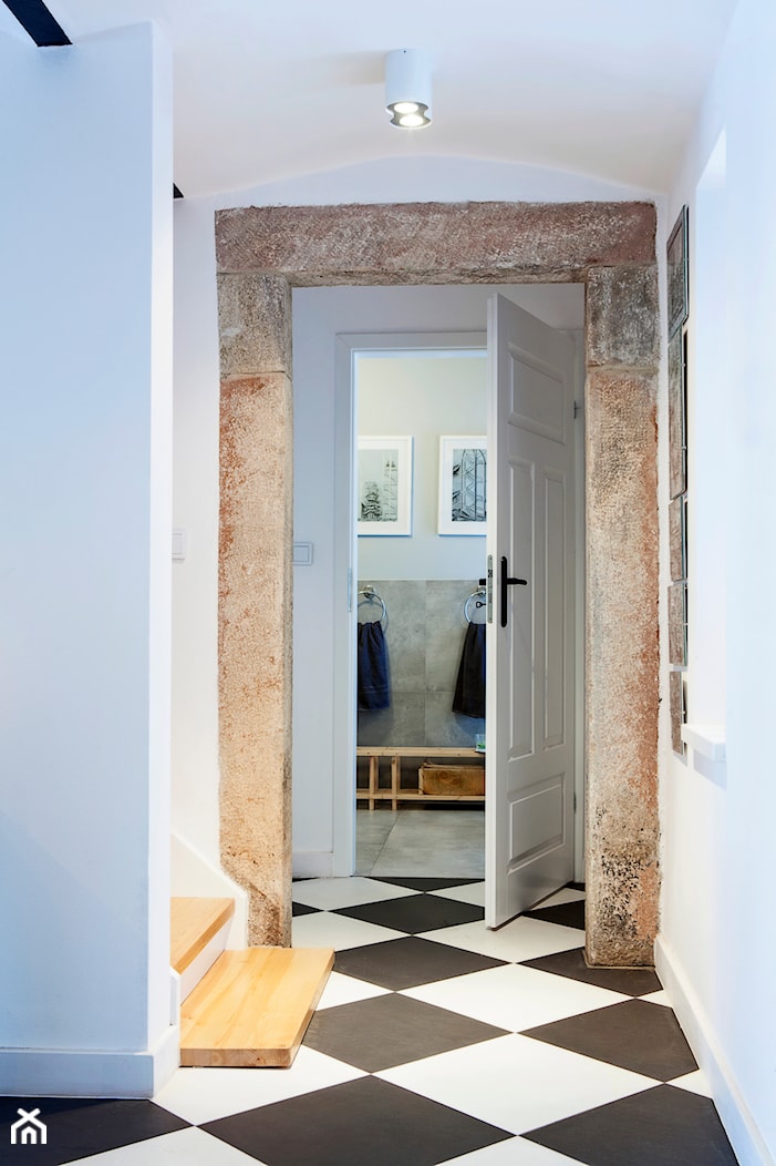Dom w Górach Orlickich - Mały biały hol / przedpokój, styl skandynawski - zdjęcie od Kwadraton - Homebook