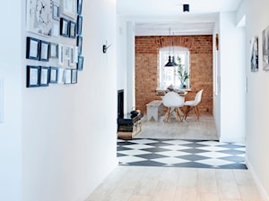 Dom w Górach Orlickich - Duża biała brązowa jadalnia jako osobne pomieszczenie, styl skandynawski - zdjęcie od Kwadraton