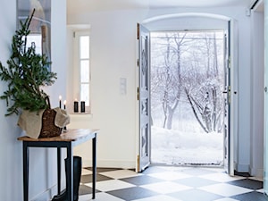 Dom w Górach Orlickich - Duży biały hol / przedpokój, styl skandynawski - zdjęcie od Kwadraton