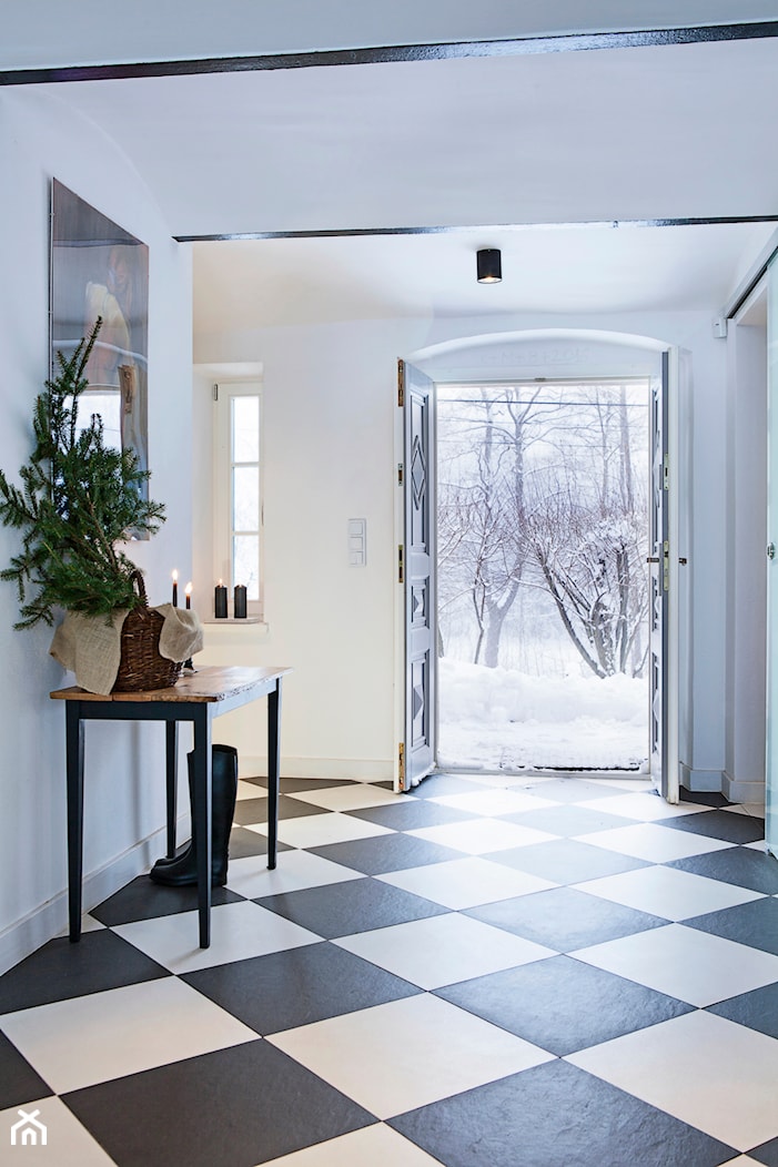 Dom w Górach Orlickich - Duży biały hol / przedpokój, styl skandynawski - zdjęcie od Kwadraton - Homebook