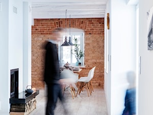 Dom w Górach Orlickich - Duża biała brązowa jadalnia jako osobne pomieszczenie, styl skandynawski - zdjęcie od Kwadraton