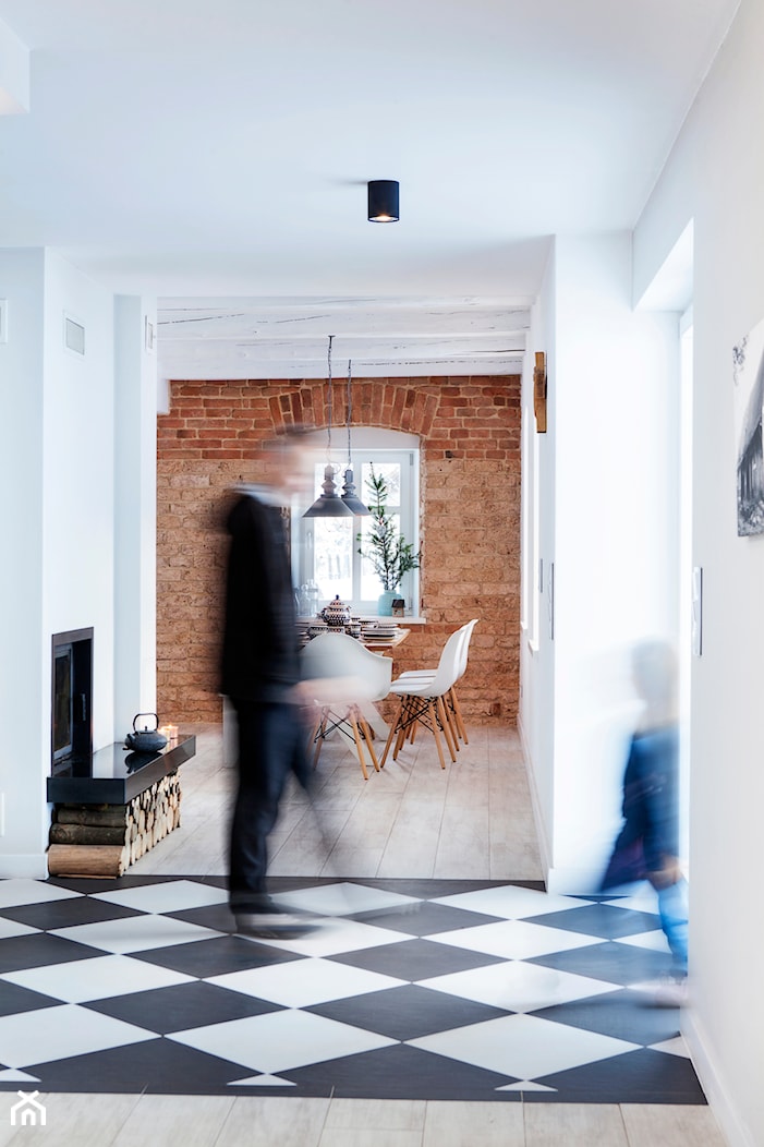 Dom w Górach Orlickich - Duża biała brązowa jadalnia jako osobne pomieszczenie, styl skandynawski - zdjęcie od Kwadraton - Homebook
