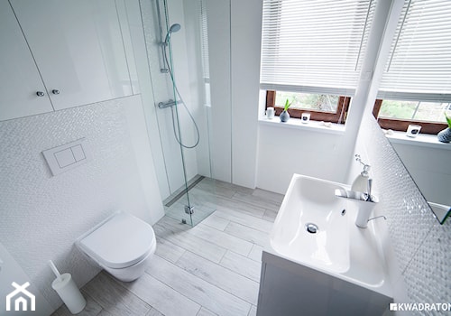 Biała łazienka w skandynawskim stylu. - zdjęcie od Kwadraton