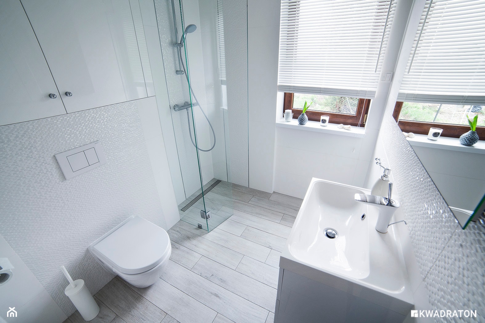 Biała łazienka w skandynawskim stylu. - zdjęcie od Kwadraton - Homebook