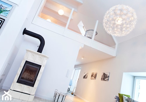 Dom w Górach Orlickich - Średni biały salon z antresolą, styl skandynawski - zdjęcie od Kwadraton