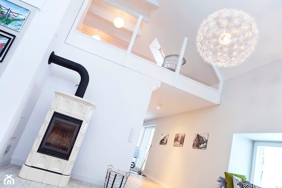 Dom w Górach Orlickich - Średni biały salon z antresolą, styl skandynawski - zdjęcie od Kwadraton
