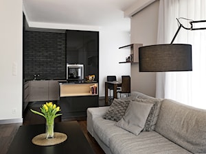 Apartament z czarną cegłą - Mały biały salon z kuchnią z jadalnią, styl nowoczesny - zdjęcie od Kwadraton