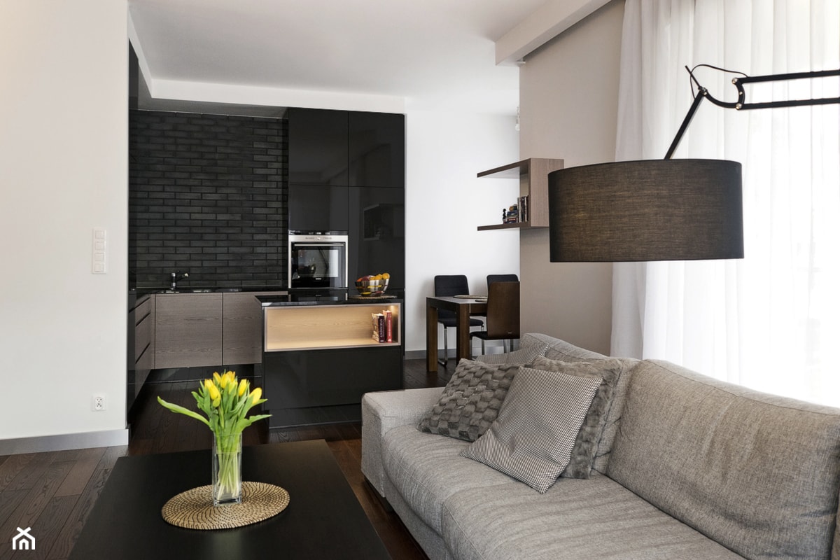 Apartament z czarną cegłą - Mały biały salon z kuchnią z jadalnią, styl nowoczesny - zdjęcie od Kwadraton - Homebook
