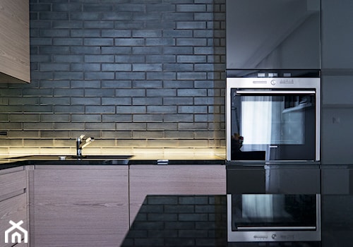 Apartament z czarną cegłą - Kuchnia, styl nowoczesny - zdjęcie od Kwadraton