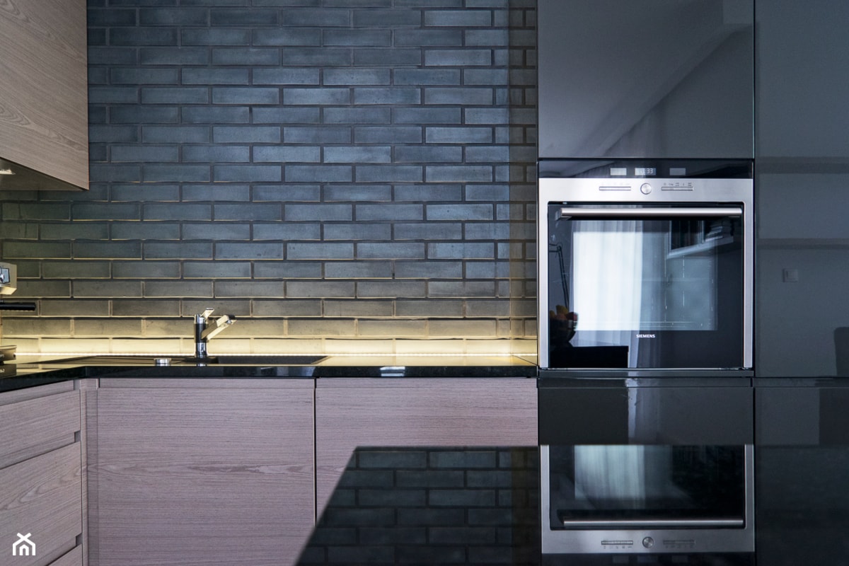 Apartament z czarną cegłą - Kuchnia, styl nowoczesny - zdjęcie od Kwadraton - Homebook