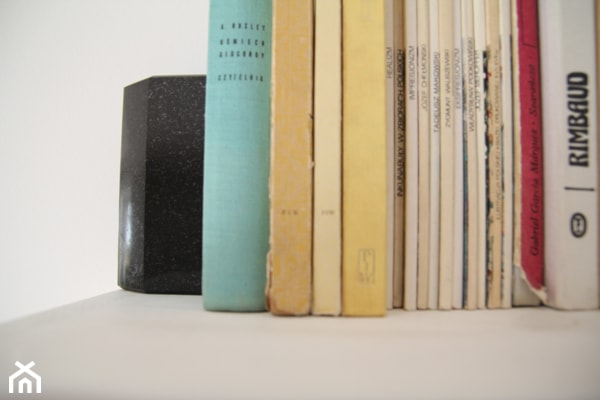 Graniatowy ogranicznik na półkę z książkami - zdjęcie od W Z O R C O W N I A - Homebook