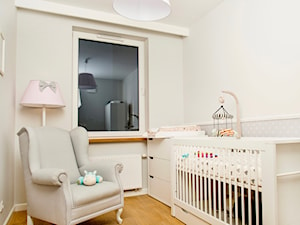 pokój dziecka - Mały biały szary pokój dziecka dla niemowlaka dla chłopca dla dziewczynki, styl prowansalski - zdjęcie od 1metr2.pl