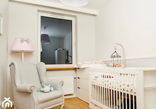 pokój dziecka - Mały biały szary pokój dziecka dla niemowlaka dla chłopca dla dziewczynki, styl prowansalski - zdjęcie od 1metr2.pl